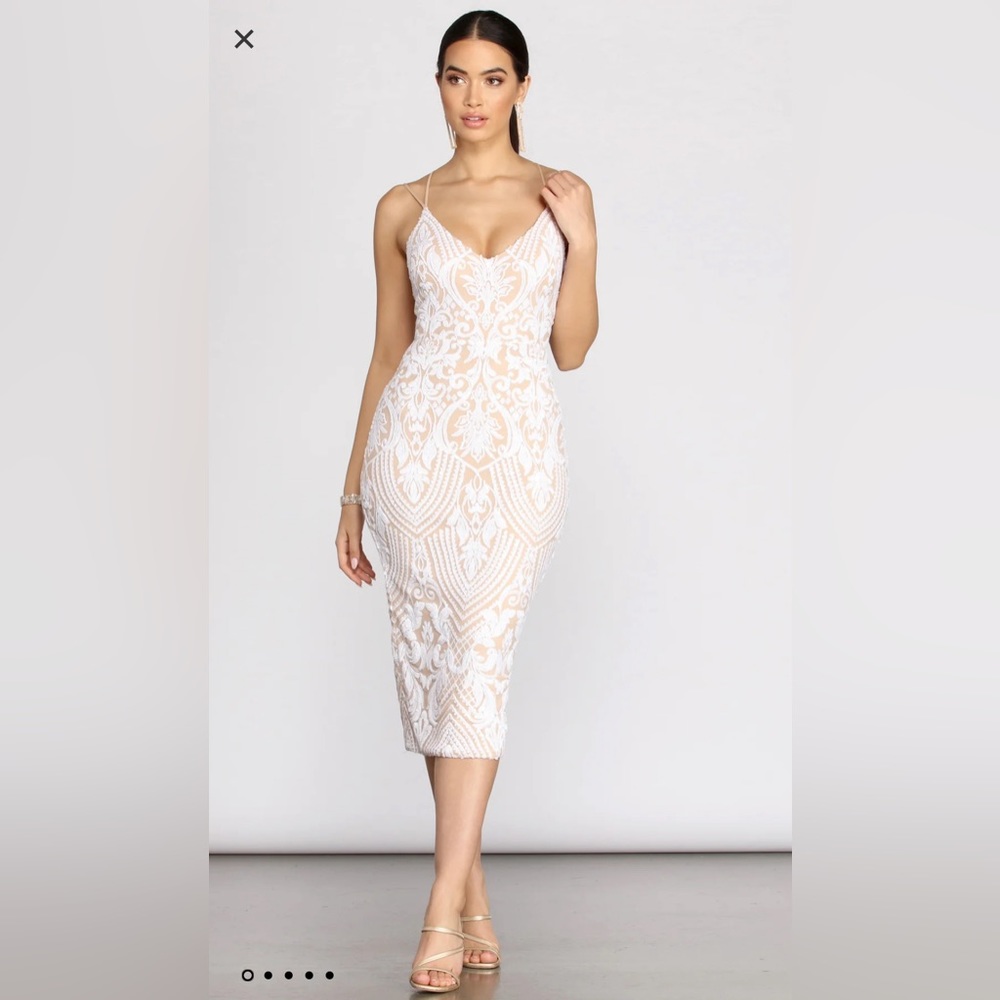 Windsor Genna Sequin Patterned Midi Dress. Medium.